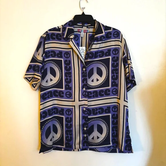 NWT URBAN OUTFITTERS LIAM BLUE PEACE SHORT SLEEVE BUTTON-DOWN SHIRT SIZE M.
Less - Picture 3 of 10